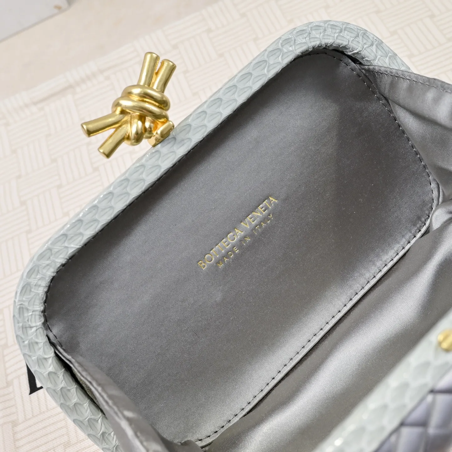 Batch 1460 #BV Knot woven evening bag series ~ Each bag reveals exquisite elegance💫Iconic classic silk weaving➕snake skin trimming with knot buckle, soft and delicate feel. The design is small and exquisite, low-key without logo, elegant and elegant. Paired with evening dress or cheongsam, it has the atmosphere of a famous and wealthy lady. Full of aura and invincible texture💃 Model: 7622 Dimensions: 20x12x5.5